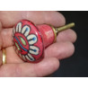 bouton en forme de poire rouge et fleur blanche