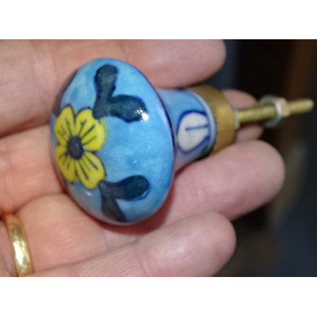 bouton en forme de poire turquoise et fleur jaune