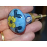 bouton en forme de poire turquoise et fleur jaune