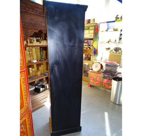 High column with three curved black flower doors