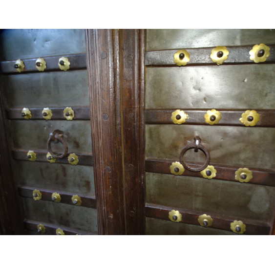 Vieilles portes ornée de laiton en 105x12x204 cm
