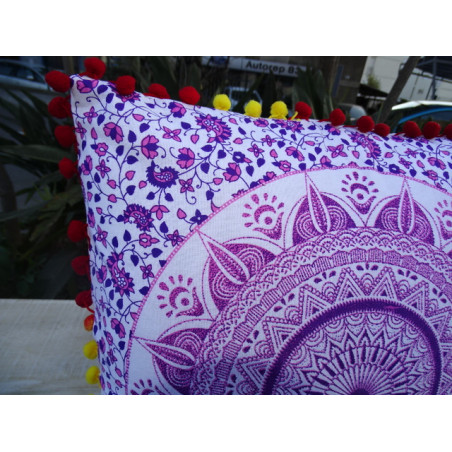 Housses 40x40 cm de couleur violet et rose avec des pompoms
