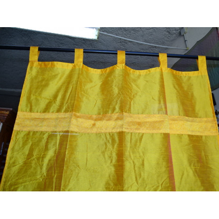 Rideaux taffetas de couleur jaune orangé avec une bande de brocart