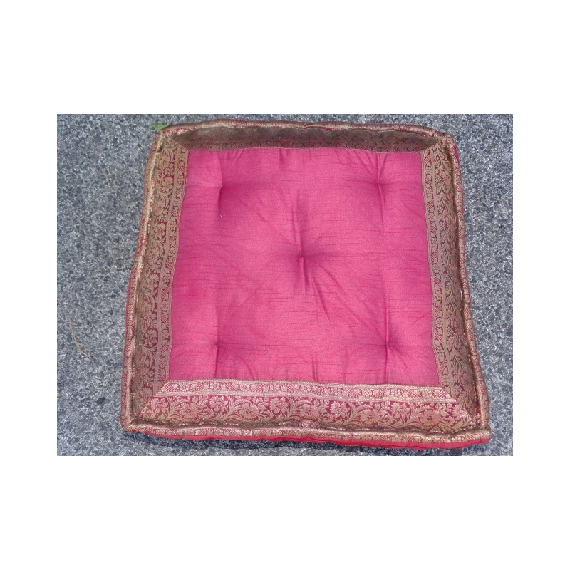 Cushion of Floor bordeaux brocade edges