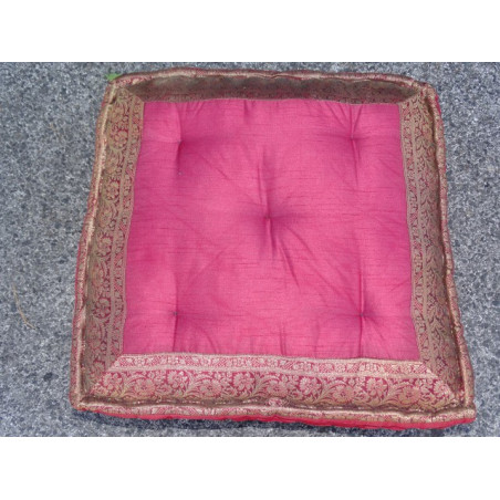 Cushion of Floor bordeaux brocade edges