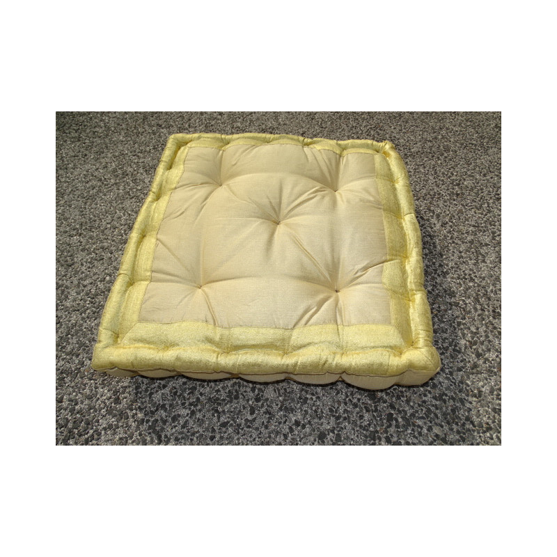 Cushion ground edges in off-white brocade 57x57 cm