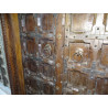 Porte de maison patinée en foncé avec garnitures acier