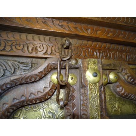 Vieilles portes de placard ornée de plaques de laiton motifs éléphants