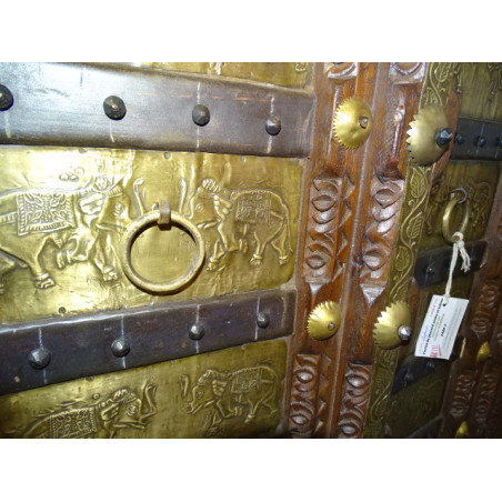 Vieilles portes de placard ornée de plaques de laiton motifs éléphants