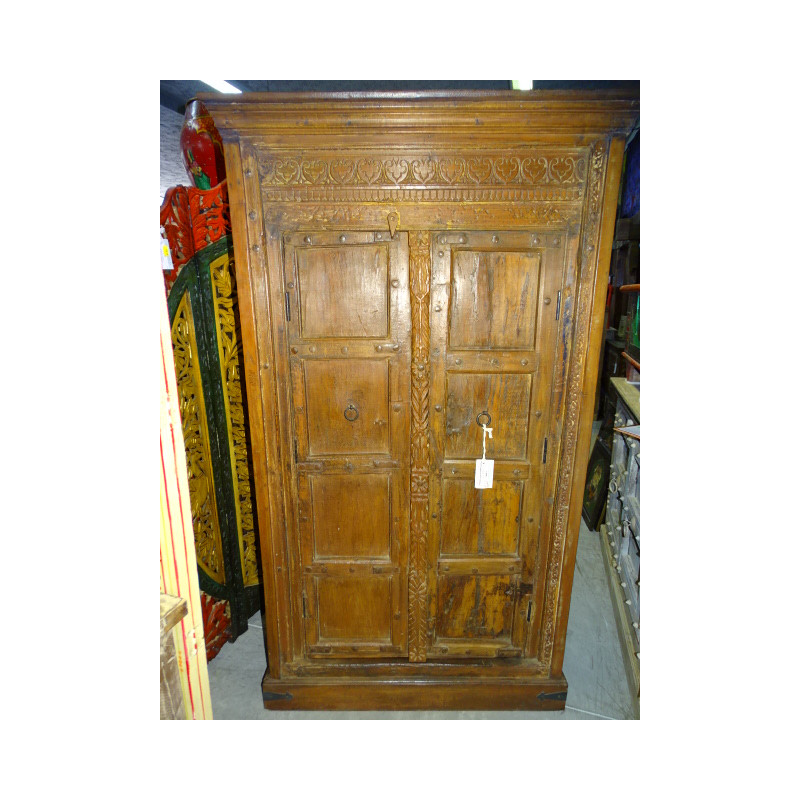 Grande armoire avec vieilles portes patinées couleur teck