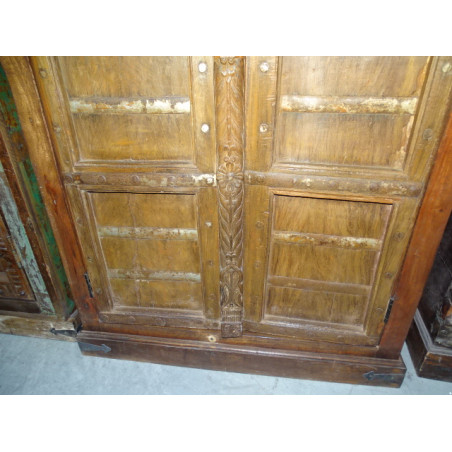 Grande armoire avec vieilles portes arrondies sur le dessus