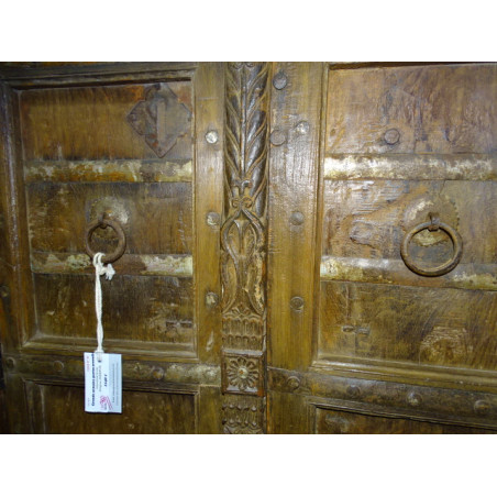 Grande armoire avec vieilles portes arrondies sur le dessus