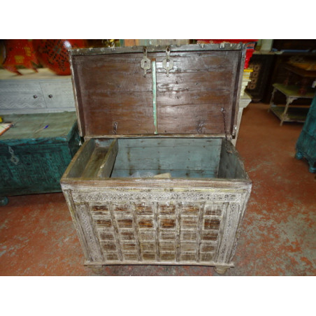 Large and old Indian chest in rosewood and metal 92x74 cm