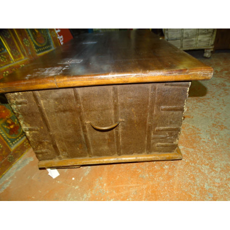 Trés vieux coffre indien pouvant servir de table basse 132x65x45 cm