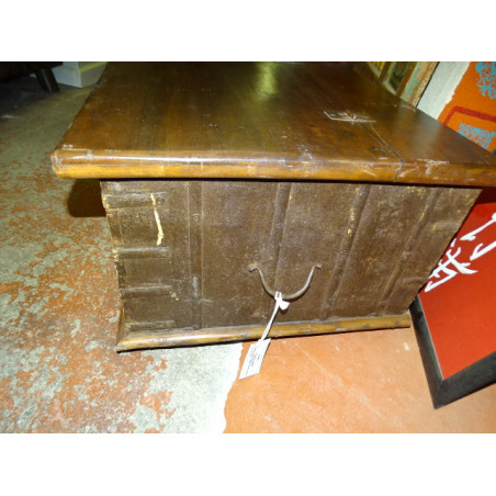 Trés vieux coffre indien pouvant servir de table basse 132x65x45 cm
