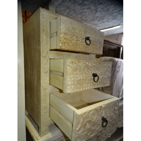 Chevet haut 3 tiroirs sculptés avec une patine blanc sablé 45x69 cm