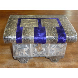 boxe chest with jewelry...