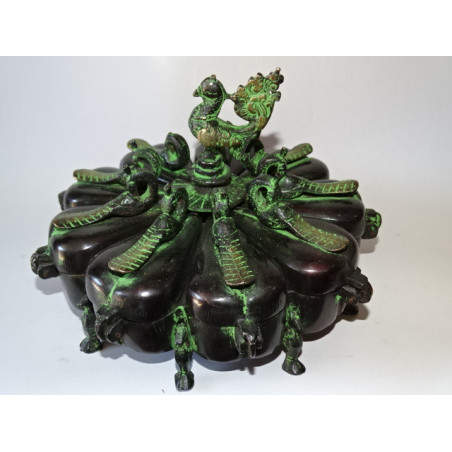 Grande boite à maquillage (tika) à l'éfigie de paons réalisée en bronze